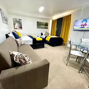 2 Bedrooms Modern Apartment, Full Kitchen, 5 Minutes Tube Station London